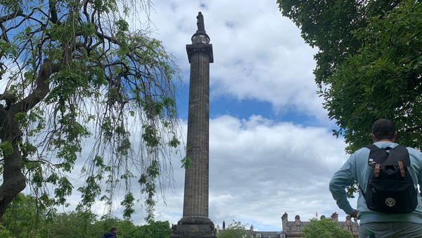 Demonstrators demand the removal of Henry Dundas statue in St Andrew's Square in Edinburgh Demonstrators demand the removal of Henry Dundas statue in St Andrew's Square in Edinburgh - Sputnik International