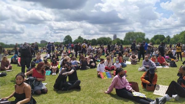 Groups of people, thus far in the hundreds, are slowly gathering in Hyde Park waiting for more people to arrive. Groups of people, thus far in the hundreds, are slowly gathering in Hyde Park waiting for more people to arrive. - Sputnik International