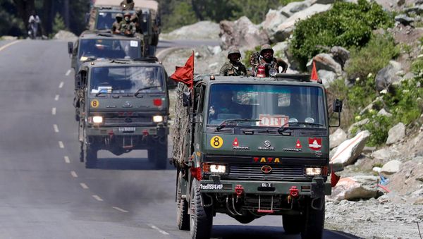 An Indian Army convoy moves along a highway leading to Ladakh, at Gagangeer in Kashmir's Ganderbal district June 18, 2020.  - Sputnik International