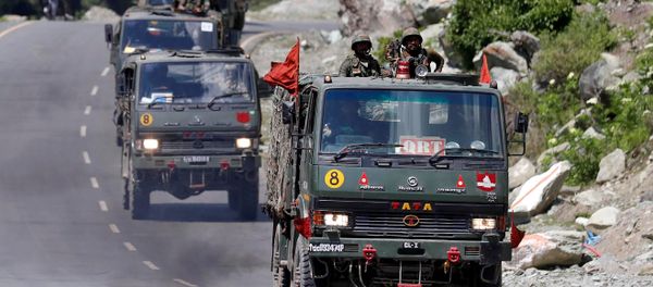 An Indian Army convoy moves along a highway leading to Ladakh, at Gagangeer in Kashmir's Ganderbal district June 18, 2020. An Indian Army convoy moves along a highway leading to Ladakh, at Gagangeer in Kashmir's Ganderbal district June 18, 2020. - Sputnik International