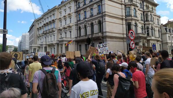 Protests Continue in London as March Heads Down Grosvenor Place Protests Continue in London as March Heads Down Grosvenor Place - Sputnik International