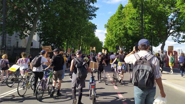 Protesters deviate from intended destination marching towards Trafalgar Square Protesters deviate from intended destination marching towards Trafalgar Square - Sputnik International