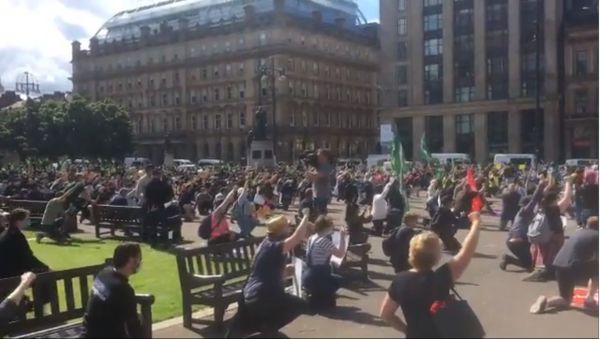 Hundreds of people turned up to an anti-racism rally in Glasgow city centre on Saturday, despite warnings to stay at home due to lockdown restrictions. - Sputnik International