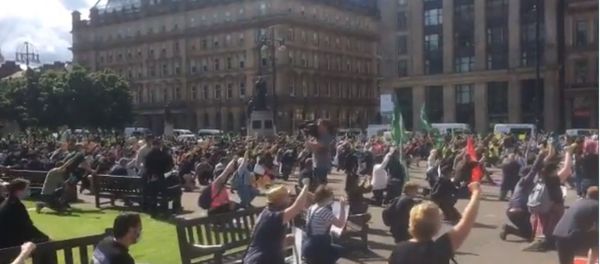 Hundreds of people turned up to an anti-racism rally in Glasgow city centre on Saturday, despite warnings to stay at home due to lockdown restrictions. Hundreds of people turned up to an anti-racism rally in Glasgow city centre on Saturday, despite warnings to stay at home due to lockdown restrictions. - Sputnik International