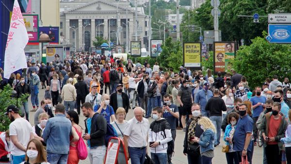 Opposition supporters wearing protective face masks wait in a line to put signatures in support of their potential candidates in the upcoming presidential election in Minsk, Belarus, June 7, 2020.   - Sputnik International