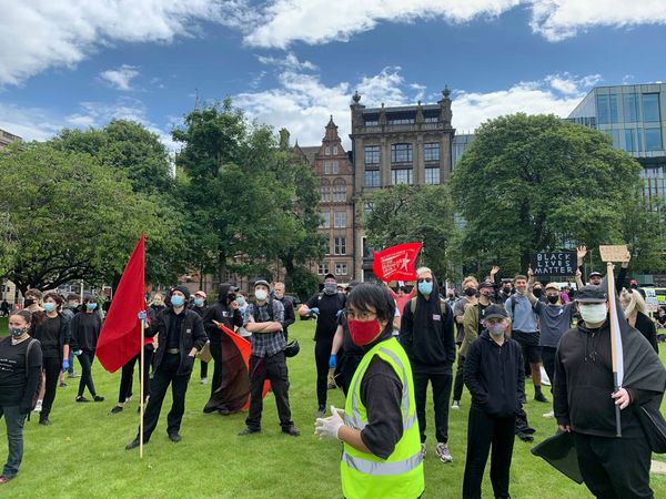 BLM Demonstrators in St Andrews Square Demand Removal of Melville Monument BLM Demonstrators in St Andrews Square Demand Removal of Melville Monument - Sputnik International