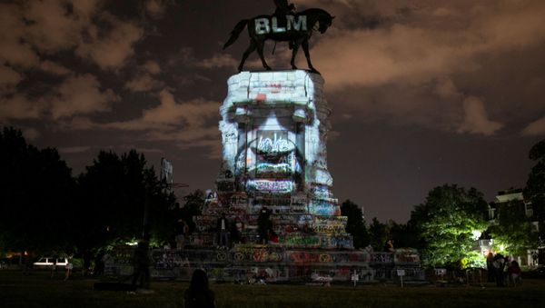 SENSITIVE MATERIAL. THIS IMAGE MAY OFFEND OR DISTURB Artist Dustin Klein projects an image of George Floyd onto the statue of Confederate General Robert E. Lee in Richmond, Virginia, U.S. June 18, 2020. - Sputnik International