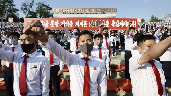 North Korea's youth and students wearing protective face masks hold an outdoor rally in protest of the leaflets launched by defectors in South Korea that condemned the Kim Jong Un's regime in Pyongyang, North Korea, in this photo taken June 6, 2020 and released by Kyodo on June 7, 2020. - Sputnik International
