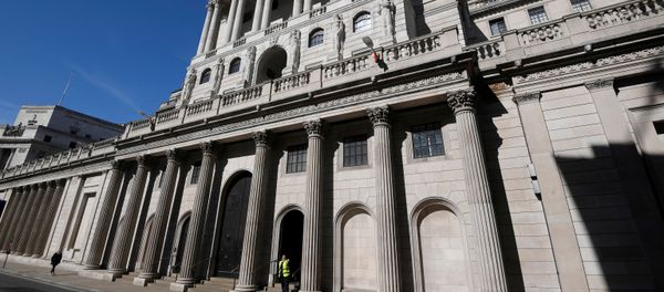 A security officer stands outside the Bank of England in London, Britain, March 23, 2020. - Sputnik International
