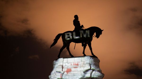 Artist Dustin Klein projects a Black Lives Matter image onto the statue of Confederate General Robert E. Lee in Richmond, Virginia, U.S. June 18, 2020. Artist Dustin Klein projects a Black Lives Matter image onto the statue of Confederate General Robert E. Lee in Richmond, Virginia, U.S. June 18, 2020. - Sputnik International