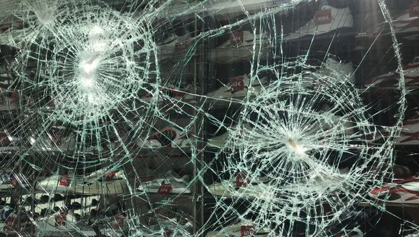 A smashed window is seen in Stuttgart's main shopping street after a group of looters smashed several windows in Stuttgart, Germany, 21 June 2020. - Sputnik International