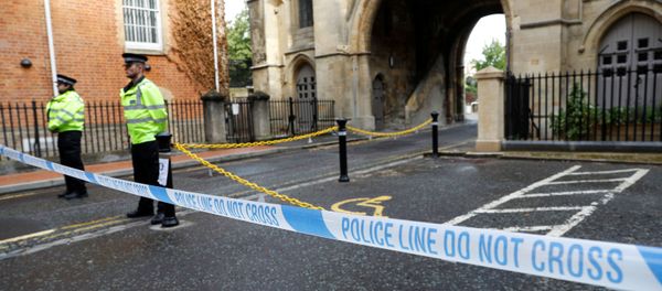 Police officers stand behind the cordon at the scene of multiple stabbings in Reading, Britain, June 21, 2020. - Sputnik International
