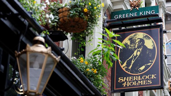 The Greene King logo is seen outside the Sherlock Holmes Pub, in London, Britain, June 18, 2020. REUTERS/Peter Nicholls - Sputnik International