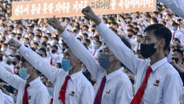 North Korea's youth and students wearing protective face masks hold an outdoor rally in protest of the leaflets launched by defectors in South Korea that condemned the Kim Jong Un's regime in Pyongyang, North Korea, in this photo taken June 6, 2020 and released by Kyodo on June 7, 2020. - Sputnik International