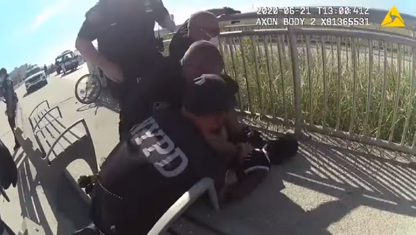 A screenshot of a video from a body camera shows a group of New York Police Department (NYPD) officers arresting an African-American man in Far Rockaway, Queens, New York, on Sunday 21.06.2020. A screenshot of a video from a body camera shows a group of New York Police Department (NYPD) officers arresting an African-American man in Far Rockaway, Queens, New York, on Sunday 21.06.2020. - Sputnik International