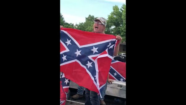 Cellphone footage from Missouri Black Lives Matter protest captures local resident telling demonstrators that she intends to teach her grandkids to hate them. - Sputnik International