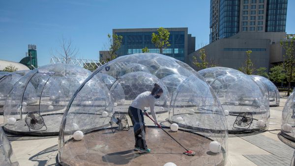 An employee cleans the dome before an outdoor yoga class by LMNTS Outdoor Studio, in a dome to facilitate social distancing and proper protocols to prevent the spread of coronavirus disease (COVID-19), in Toronto, Ontario, Canada June 21, 2020. - Sputnik International