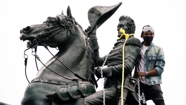 A protestors wraps chains and ropes around the statue of U.S. President Andrew Jackson during an attempt by protestors to pull the statue down in the middle of Lafayette Park in front of the White House during racial inequality protests in Washington, D.C., U.S., June 22, 2020 - Sputnik International