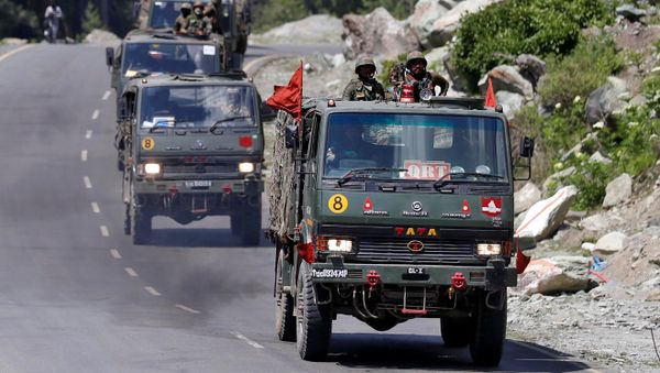An Indian Army convoy moves along a highway leading to Ladakh, at Gagangeer in Kashmir's Ganderbal district June 18, 2020 - Sputnik International