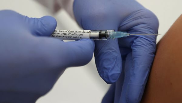 Professor Gottfried Kremsner injects a vaccination against the coronavirus disease (COVID-19) from German biotechnology company CureVac to a volunteer at the start of a clinical test series at his tropical institute of the university clinic in Tuebingen, Germany, June 22, 2020 Professor Gottfried Kremsner injects a vaccination against the coronavirus disease (COVID-19) from German biotechnology company CureVac to a volunteer at the start of a clinical test series at his tropical institute of the university clinic in Tuebingen, Germany, June 22, 2020 - Sputnik International