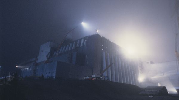 Workers completing the massive sarcophagus over the Chernobyl Nuclear Power Plant's destroyed Reactor Number 4, October 31, 1986. - Sputnik International