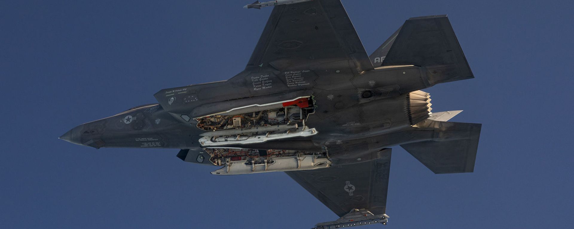 An F-35A releases ordnance during a dual capable aircraft (DCA) test flight in the skies above Edwards Air Force Base, California, on October 22, 2019. An F-35A releases ordnance during a dual capable aircraft (DCA) test flight in the skies above Edwards Air Force Base, California, on October 22, 2019. - Sputnik International, 1920, 22.09.2023