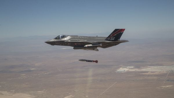 An F-35A releases ordnance during a dual capable aircraft (DCA) test flight in the skies above Edwards Air Force Base, California, on June 27, 2019. - Sputnik International