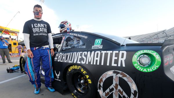 NASCAR driver Bubba Wallace waits for the start of the NASCAR Cup Series at Martinsville at Martinsville Speedway. - Sputnik International