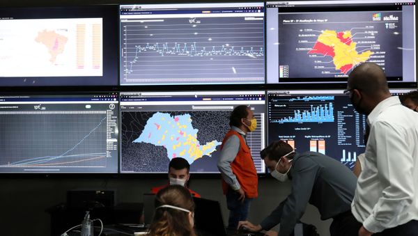 Employees from different sectors of Sao Paulo state government work near screens showing information about health and social isolation at a 'Crisis Office', set up during the coronavirus disease (COVID-19) outbreak, in Sao Paulo, Brazil June 23, 2020. - Sputnik International