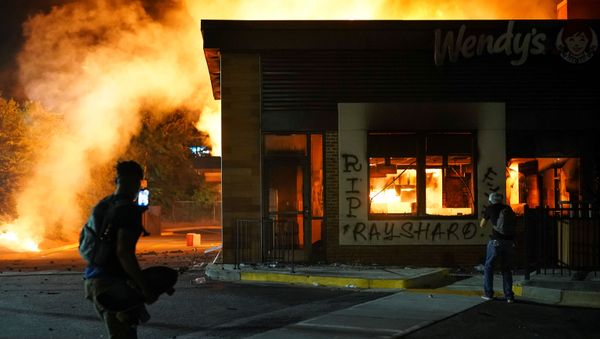 A Wendy’s burns following a rally against racial inequality and the police shooting death of Rayshard Brooks, in Atlanta, Georgia, U.S. June 13, 2020. - Sputnik International