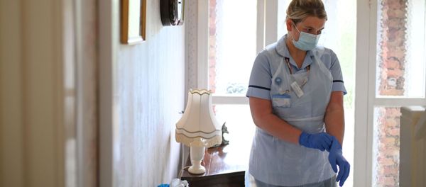 District nurse Rebecca McKenzie puts on personal protective equipment (PPE) - Sputnik International