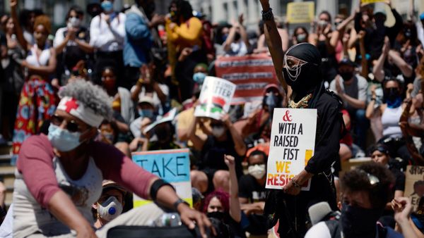 Demonstrators gather to listen to members of the International Longshore and Warehouse Union speak in front of Oakland's City Hall on a day known as Juneteenth, to show support against racial inequality in the aftermath of the death in Minneapolis police custody of George Floyd, in Oakland, California, U.S. June 19, 2020.  REUTERS/Kate Munsch     TPX IMAGES OF THE DAY - Sputnik International