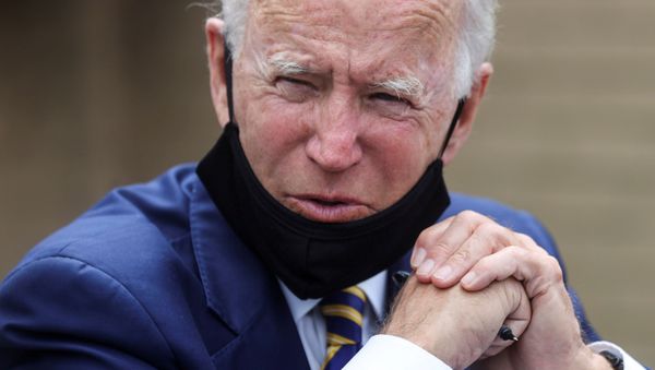 Democratic U.S. presidential candidate and former Vice President Joe Biden speaks with local residents on the patio of the Carlette’s Hideaway sports bar during a campaign stop in Yeadon, Pennsylvania U.S., June 17, 2020 - Sputnik International