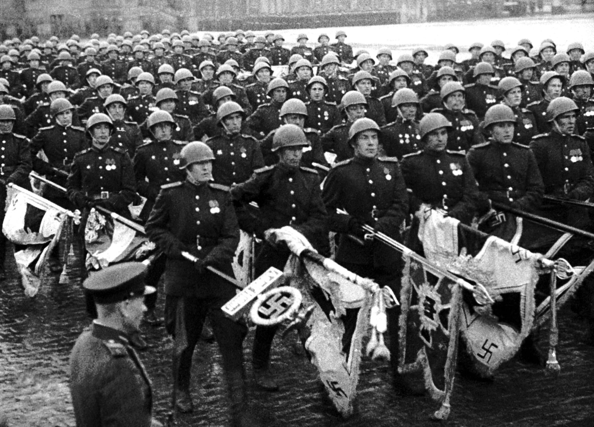 A shot taken from the film The Great Victory of the Soviet People A shot taken from the film The Great Victory of the Soviet People - Sputnik International, 1920, 29.04.2022
