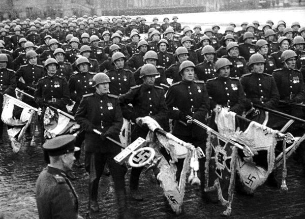 A shot taken from the film The Great Victory of the Soviet People. Soviet soldiers throw Nazi banners at the base of the Mausoleum of Lenin during the first victory parade on Red Square, 24 June 1945. - Sputnik International