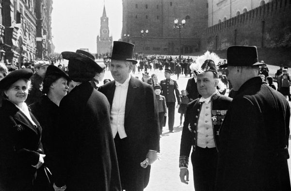 Foreign guests near Red Square during the first victory parade, 24 June 1945. - Sputnik International