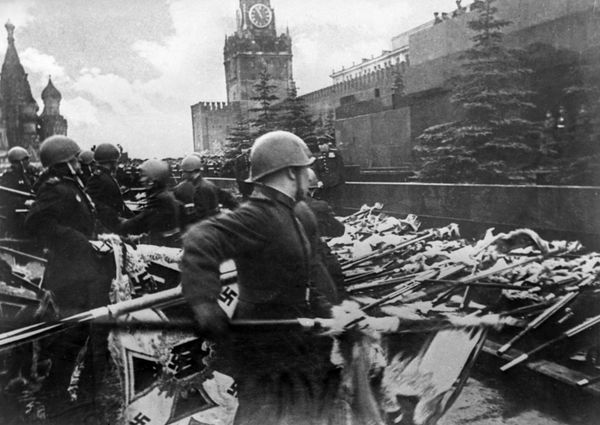 Soviet soldiers throwing Nazi banners at the base of the Mausoleum of Lenin during the first victory parade on Red Square, 24 June 1945. - Sputnik International
