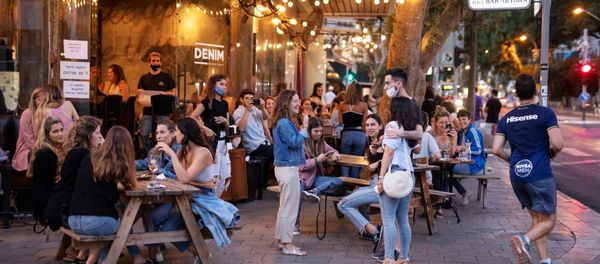 People enjoy themselves at a restaurant as some businesses reopened at the end of last month under a host of new rules, following weeks of shutdown amid the coronavirus disease (COVID-19) crisis, in Tel Aviv, Israel June 4, 2020. Picture taken June 4, 2020. - Sputnik International