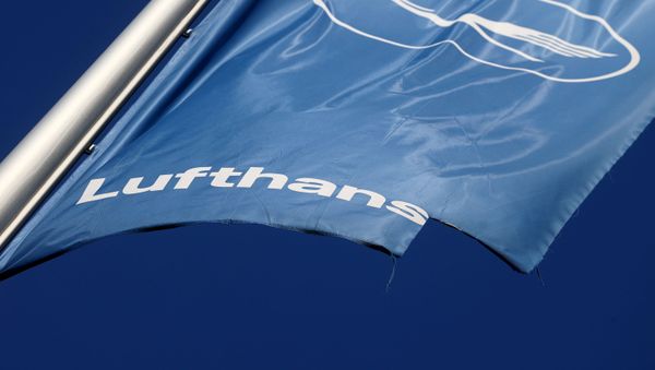 Damaged Lufthansa's flag flutters at the Lufthansa Aviation Center in Frankfurt, Germany June 25, 2020 - Sputnik International