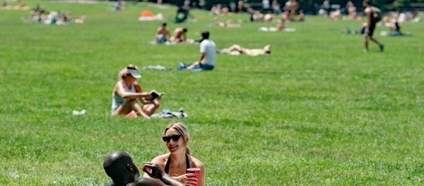People enjoy the weather in Central Park, the day before the city starts phase two of reopening after the lockdown due to the coronavirus disease (COVID-19), in the Manhattan borough of New York City, U.S., June 21, 2020 People enjoy the weather in Central Park, the day before the city starts phase two of reopening after the lockdown due to the coronavirus disease (COVID-19), in the Manhattan borough of New York City, U.S., June 21, 2020 - Sputnik International
