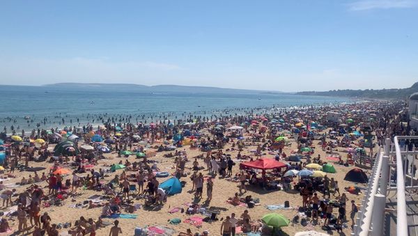 People enjoy the hot weather at the beach, amid the outbreak of the coronavirus disease (COVID-19), in Bournemouth, Britain, 25 June 2020 in this still image obtained from a social media video. - Sputnik International