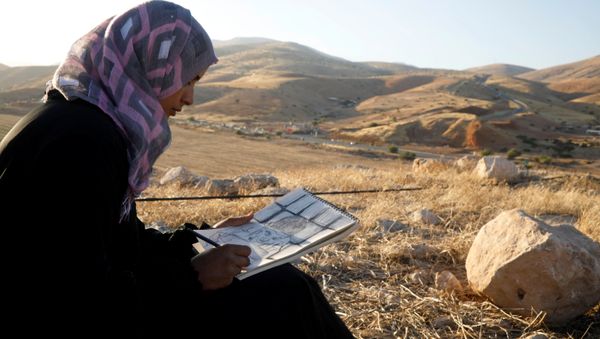 Khadeeja Bisharat, a Palestinian artist, draws in Jordan Valley in the Israeli-occupied West Bank June 18, 2020. Picture taken June 18, 2020 - Sputnik International