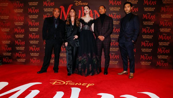 Cast members Ron Yuan, Yifei Liu, Jason Scott Lee and Yoson An pose with director Niki Caro, at the European premiere for the film Mulan in London, Britain March 12, 2020. - Sputnik International