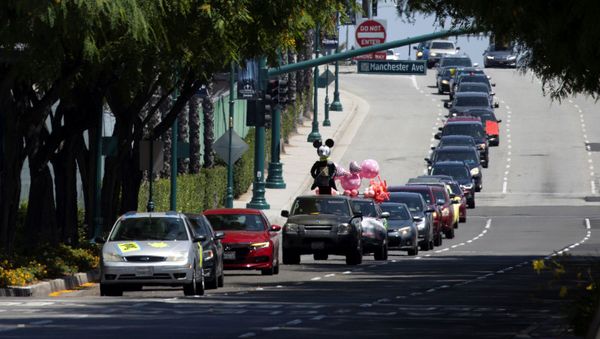 Car caravan outside Disneyland California - Sputnik International
