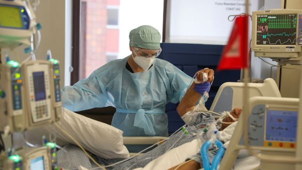 Co-director of the intensive care unit at CommonSpirit's Dignity Health California Hospital Medical Center, Dr. Zafia Anklesaria, 35, who is seven months pregnant, attends to a COVID-19 patient in the hospital where she works, during the coronavirus disease (COVID-19) outbreak, in Los Angeles, California, U.S., May 18, 2020. - Sputnik International