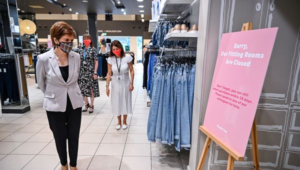 First Minister of Scotland Nicola Sturgeon reads a fitting-room sign as she visits New Look at Fort Kinnaird Retail Park, in Edinburgh, Scotland June 26, 2020. Sturgeon, wearing a Tartan mask, viewed some of the changes in shops ahead of the gradual re-opening of retailers on Monday. Jeff J Mitchell/Pool via REUTERS First Minister of Scotland Nicola Sturgeon reads a fitting-room sign as she visits New Look at Fort Kinnaird Retail Park, in Edinburgh, Scotland June 26, 2020. Sturgeon, wearing a Tartan mask, viewed some of the changes in shops ahead of the gradual re-opening of retailers on Monday. Jeff J Mitchell/Pool via REUTERS - Sputnik International