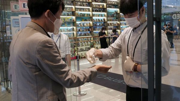 A man sanitises his hands before entering a cheater for Phantom of the Opera as the spread of the coronavirus disease (COVID-19) continues, in Seoul, South Korea, June 18, 2020. - Sputnik International