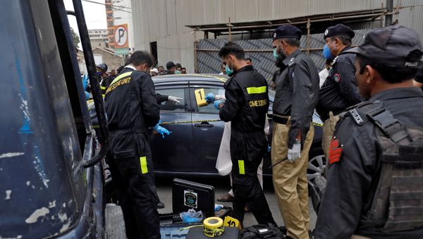 Members of the Crime Scene Unit of Karachi Police examine the site of an attack at the Pakistan Stock Exchange entrance in Karachi June 29, 2020. REUTERS/Akhtar Soomro - Sputnik International