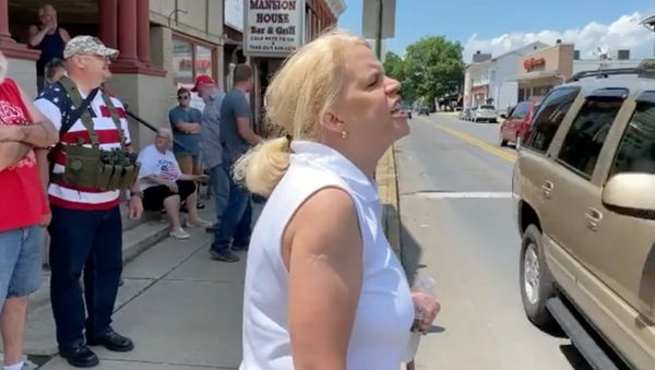 Video recording captures an unidentified woman at a alongside a group of counter-protesters firing off a profanity-laced rant against a group of Black Lives Matter protesters in Watsontown, Pennsylvania. - Sputnik International