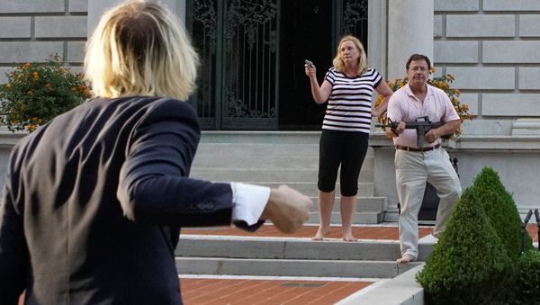 A man and woman draw their firearms on protestors as they enter their neighborhood during a protest against St. Louis Mayor Lyda Krewson, in St. Louis, Missouri, U.S. June 28, 2020. - Sputnik International